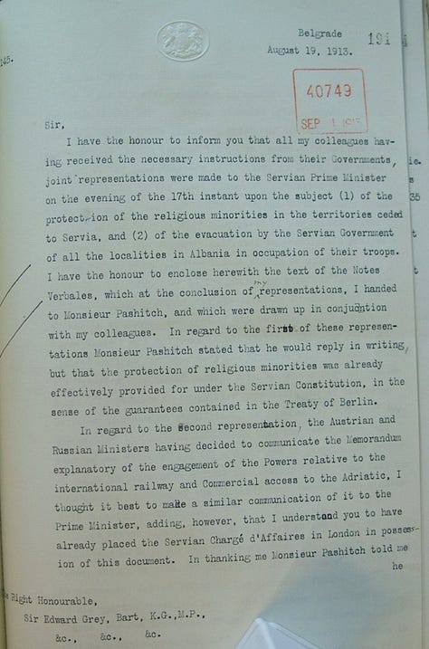 Këto faqe paraqesin dokumentin diplomatik që është publikuar në rrjetet sociale dhe i atribuohet një raporti të datës 19 gusht 1913, i hartuar në Beograd nga diplomati britanik Dayrell Crackanthorpe dhe i drejtuar Ministrisë së Jashtme britanike në Londër. Dokumenti përshkruan biseda diplomatike me kryeministrin serb Nikola Pashiq mbi praninë e trupave serbe në territorin shqiptar pas Luftërave Ballkanike dhe diskutimet ndërkombëtare për përcaktimin e kufijve të Shqipërisë. Teksti regjistron deklarimet dhe arsyetimet politike të qeverisë serbe të kohës, siç janë raportuar nga diplomacia britanike, dhe nuk përbën konfirmim faktik të qëndrimeve apo besnikërisë së ndonjë komuniteti shqiptar. Dokumenti duhet lexuar në kontekstin e krizës diplomatike të vitit 1913, kur Fuqitë e Mëdha po negocionin tërheqjen e ushtrive dhe stabilizimin e shtetit të sapokrijuar shqiptar.