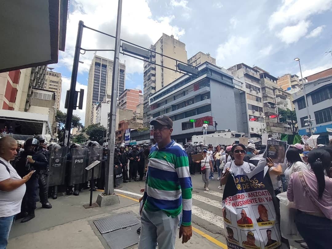 Policías agredieron a manifestante de la tercera edad en marcha por la libertad de los presos políticos Policías agredieron a manifestante de la tercera edad en marcha por la libertad de los presos políticos