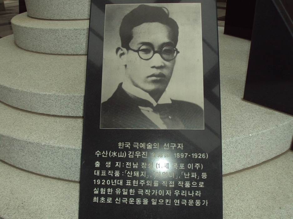 A black and white photo of a person

AI-generated content may be incorrect.