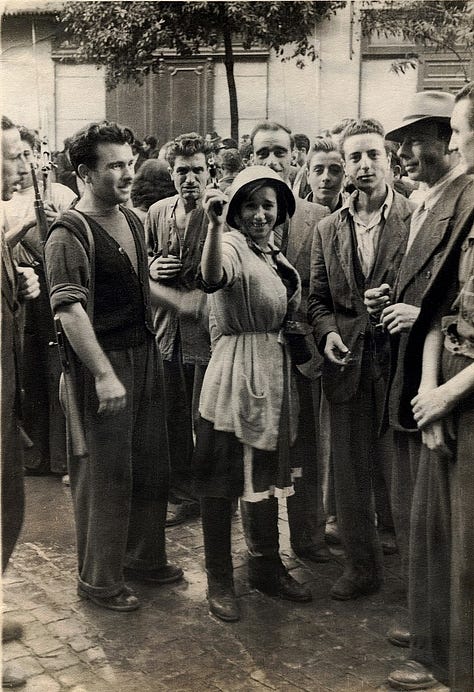 1. Foto di donne partigiane con in mano mitra e mattarelli. 2. Foto di un gruppo di uomini con al centro una donna con un caschetto in testa e una pistola in mano. 3. Gruppo di donne appoggiate a un muro, con vestiti militari e armi in mano.