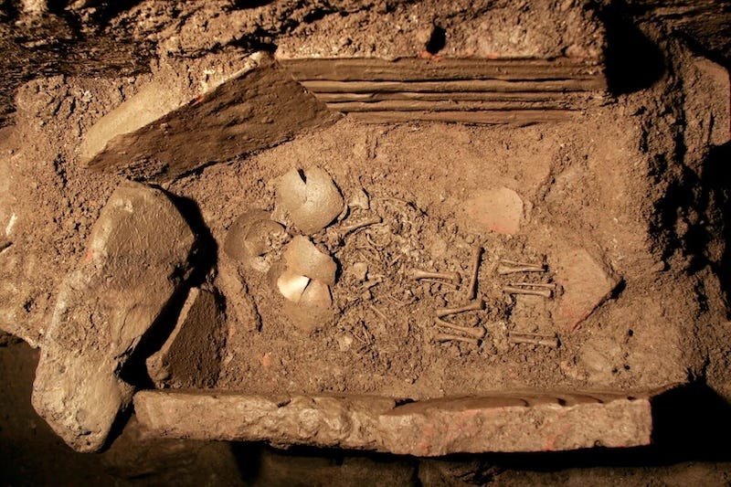 Two infants buried together in the same grave inside an ancient temple at Ephesos. Credit: OeAW-OeAI/L. Zabrana.