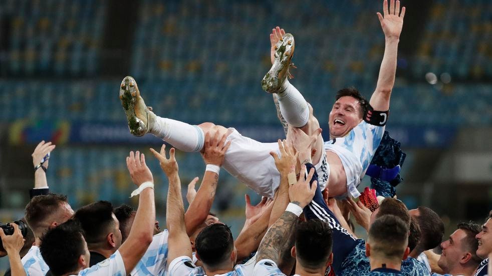 Lionel Messi hizo historia en la Copa América: el récord que logró ante  Brasil | Vía País