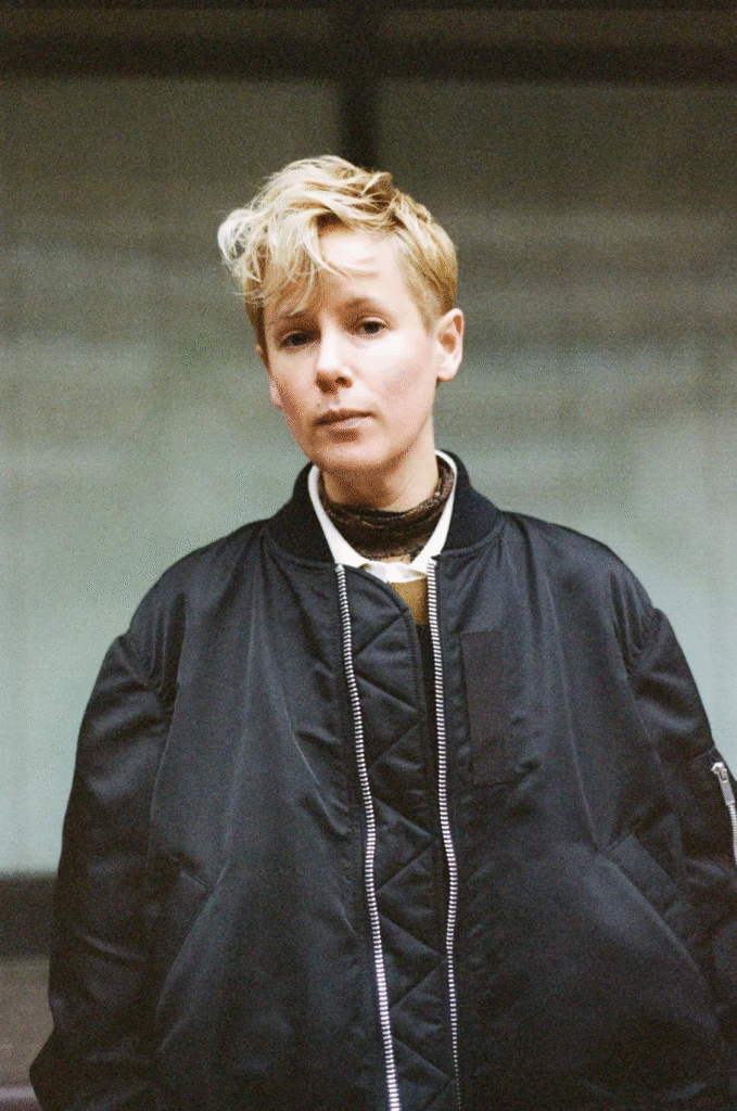 Miu Miu apresenta performance de Helen Marten na Art Basel Paris 2025