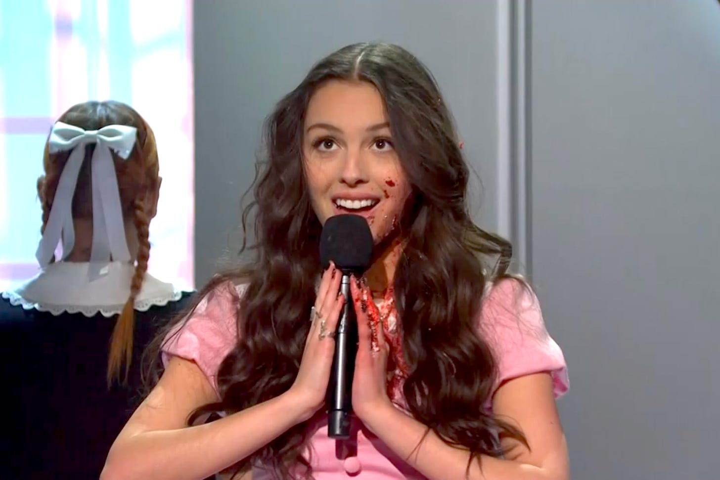SNL: Olivia Rodrigo Cakes Her Own Face During 'All-American Bitch' SNL: Olivia Rodrigo Cakes Her Own Face During 'All-American Bitch'