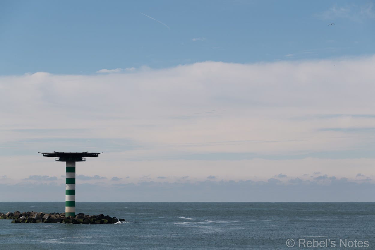 An image of a watchtower in the Rotterdam harbour.