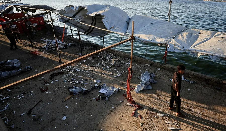 A Palestinian inspects the site of an Israeli strike on a cafe at the seaport of Gaza City, Tuesday. Photo Dawoud Abu Alkas/Reuters Un palestino inspecciona el lugar donde se produjo un ataque israelí contra un café en el puerto de la ciudad de Gaza, este martes. Foto: Dawoud Abu Alkas/Reuters