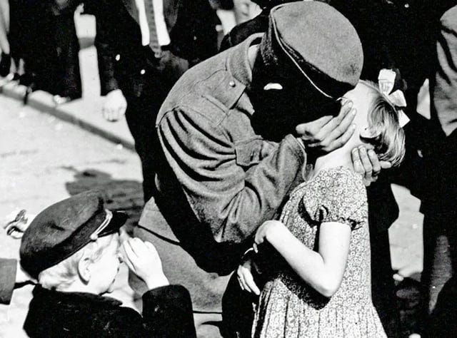 r/HistoryPorn - A Czechoslovak soldier kisses his daughter before being mobilized during the Sudeten Crisis (September 1938)(1000x742) r/HistoryPorn - A Czechoslovak soldier kisses his daughter before being mobilized during the Sudeten Crisis (September 1938)(1000x742)