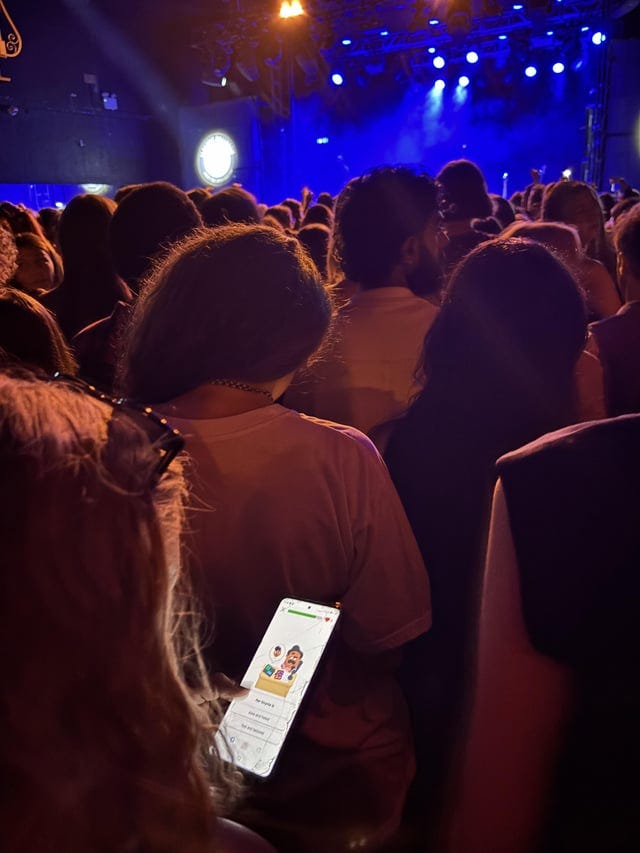 r/duolingo - Yall concert’s about to start in 15 mins and this lady in front of me’s doing her Duolingo 😭