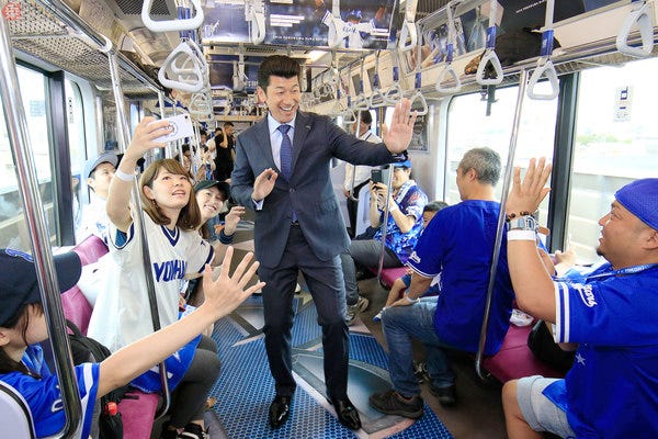 ハマの番長"車掌マイクで初体験！電車では"体を小さく"？（乗りものニュース）