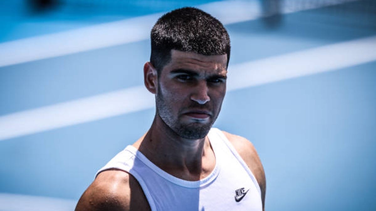 Alcaraz smiles to win against Popyrin on the eve of the 2025 Australian Open  | Puntodebreak.com