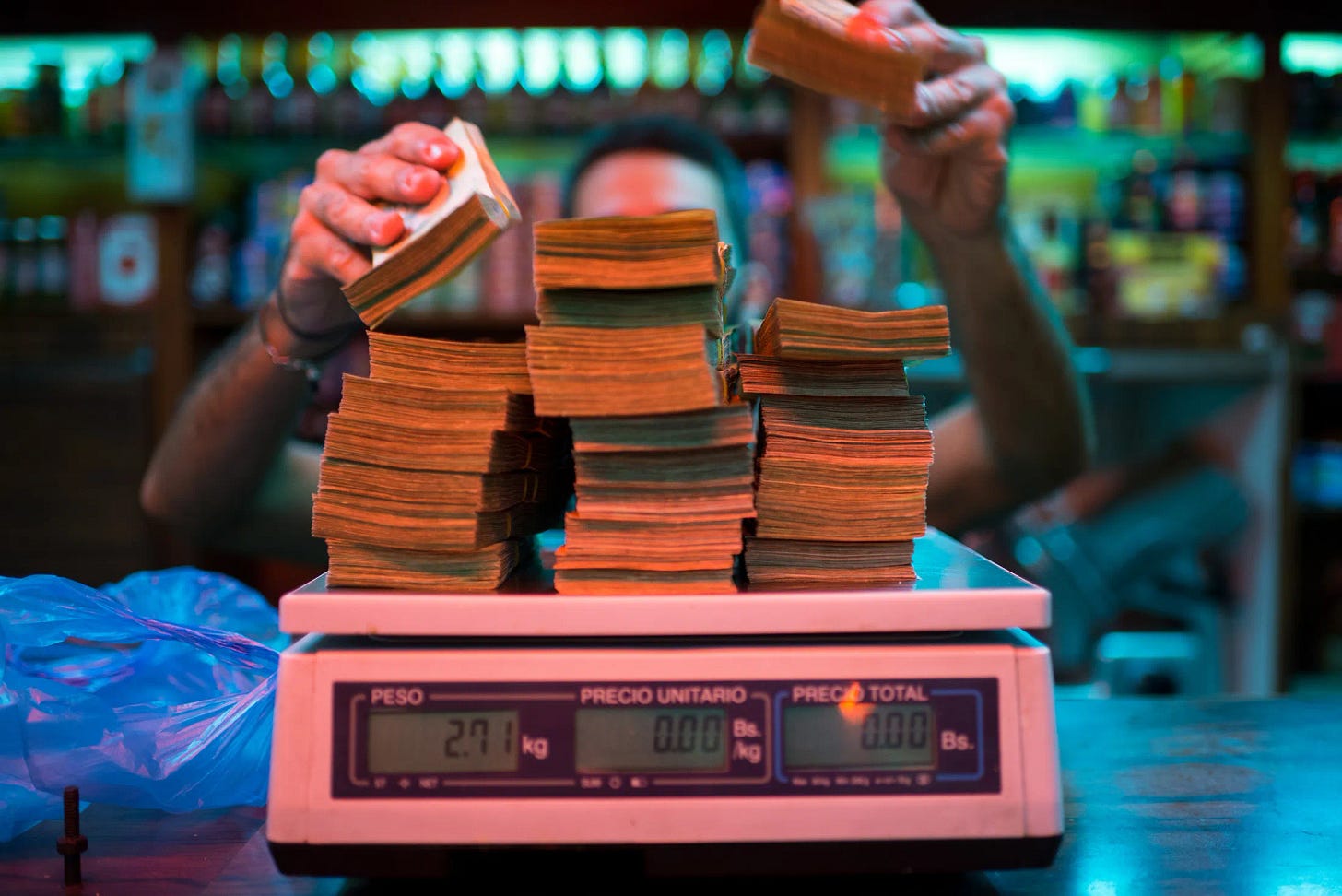 Venezuelans Give Up on Counting Piles of Cash and Start Weighing Them - Bloomberg Venezuelans Give Up on Counting Piles of Cash and Start Weighing Them - Bloomberg