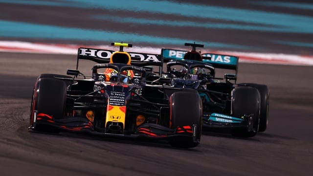 Sergio Perez(Red Bull racing RB16B ) & Lewis Hamilton(Mercedes W12), 2021  Abu Dhabi GP [2560x1440] : r/F1Porn