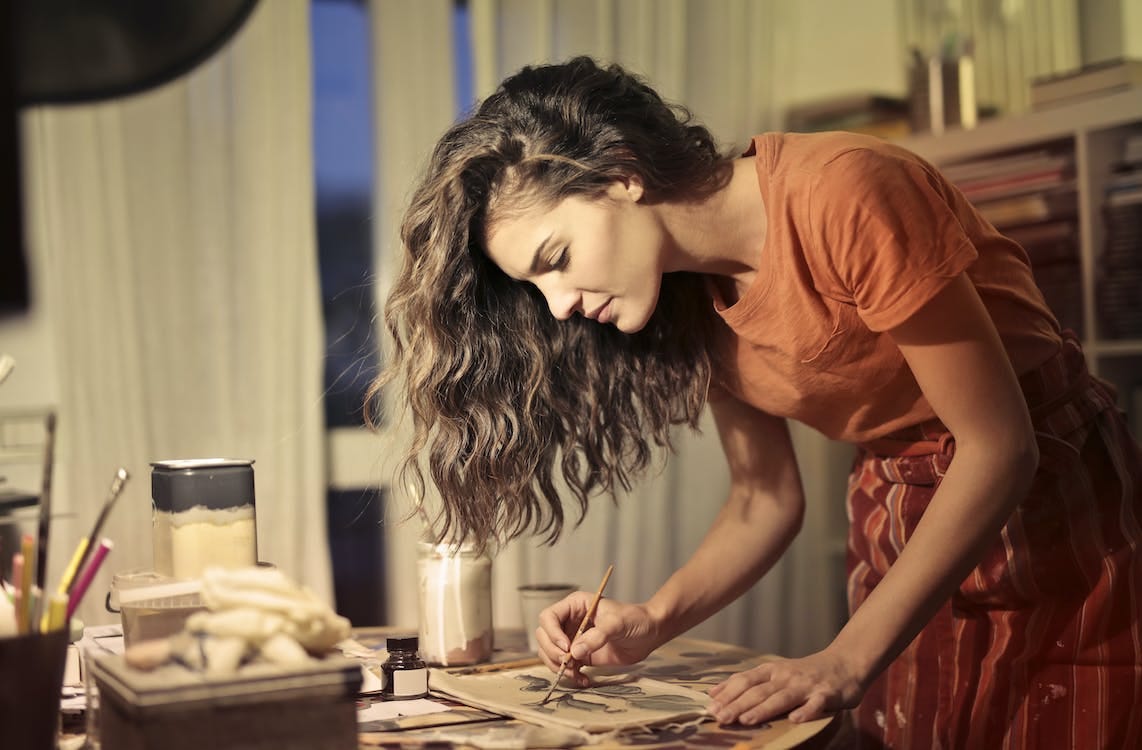 Gratis Dibujo Artesanal Femenino Creativo En Taller Foto de stock