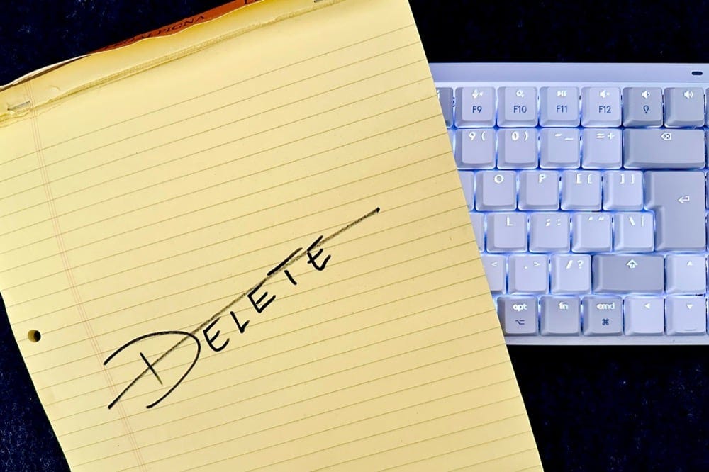 Na zdjęciu żółty notes w linie z napisanym markerem słowem „Delete”, które przekreśliłem.