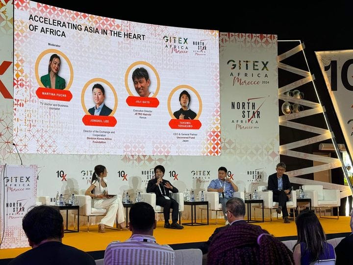 12人、演壇、テキストの画像のようです