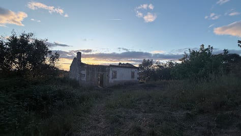 coucher de soleil avec maison en pierre et tambour