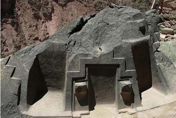 The strange, almost out of place, stone altar at Ñaupa Iglesia, in Peru’s Sacred Valley, whose three precision-cut “chambers” each align to certain azimuths, and thus specific celestial bodies during the year, in a similar vein to the Sigiriya complex and to the monuments of Egypt. (Misterios Con Xana/ CC BY NC SA 3.0)