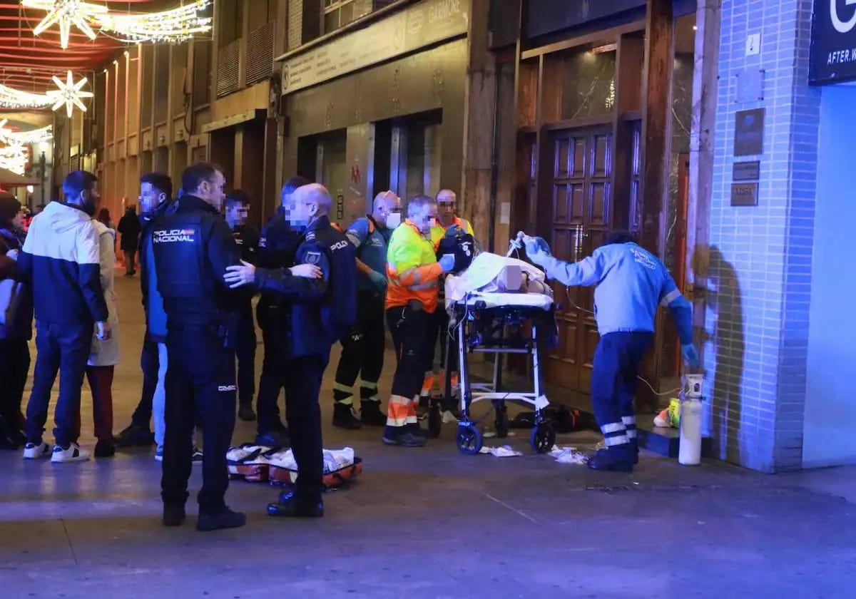 Los sanitarios trataron durante casi una hora de reanimar a la mujer, pero pese a los intentos no pudieron hacer nada por sacarla adelante. Los sanitarios trataron durante casi una hora de reanimar a la mujer, pero pese a los intentos no pudieron hacer nada por sacarla adelante.