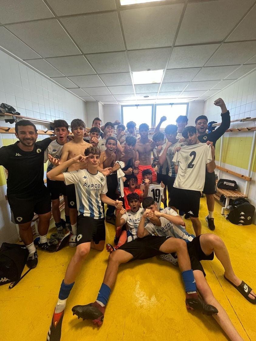 Jugadores del Cadete B celebran la victoria en el vestuario
