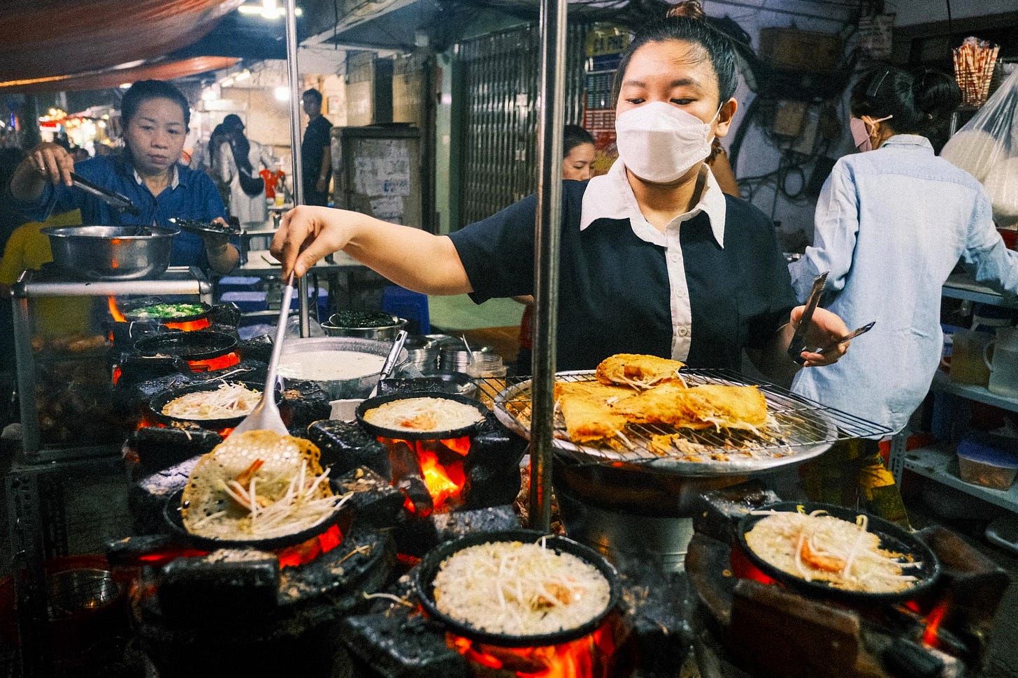 Su Van Hanh street food street, Ho Chi Minh City, Saigon, Vietnam