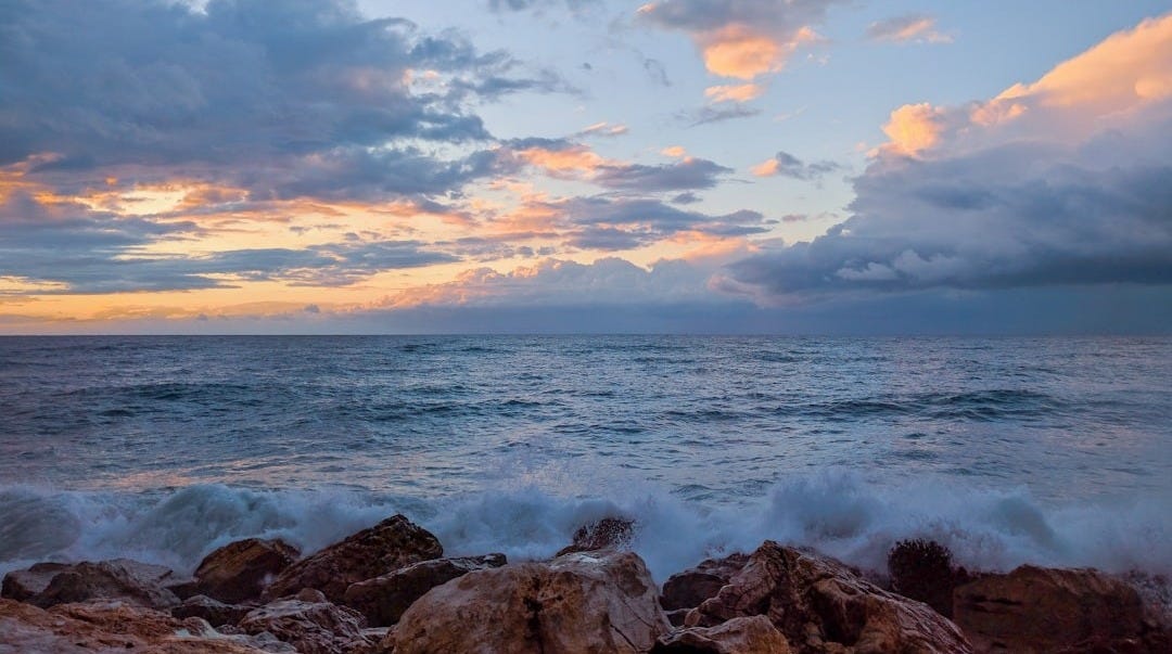 ocean waves crashing on rocks during daytime