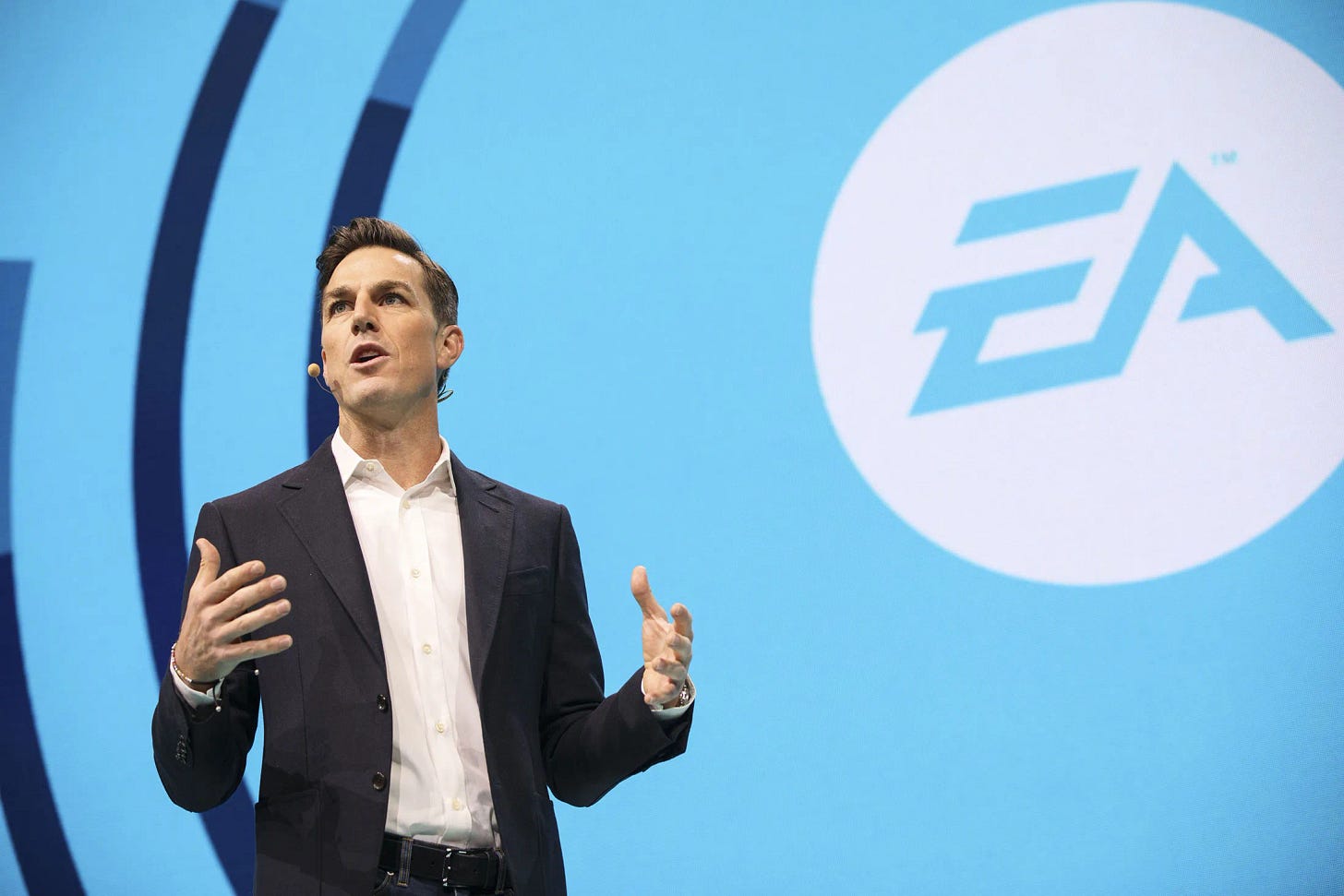 EA Pays CEO $20 Million as FIFA 17 Maker Navigates Shift to Web - Bloomberg