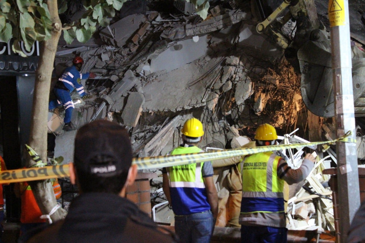 Photo: Oğulcan Bakiler (VOA) / Wikimedia Commons (Public domain) search and rescue efforts due of 2020 Aegean Sea earthquake