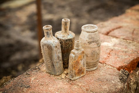 Opgravingsfoto's van het Joodse badhuis | Rechtsboven: Vermoedelijke douche | Linksonder: Waterput met leidingen naar douche/bad | Rechtsonder: Het bad - Foto's: Joshua Noteboom