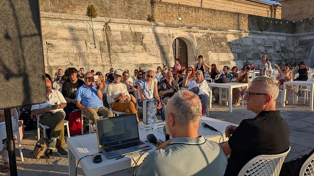 Vista del tavolo dei relatori e del pubblico nel Lazzabaretto della Mole Vanvitelliana di Ancona durante la presentazione di I cecchini del weekend di Gavazzeni per il festival Provviste 2026