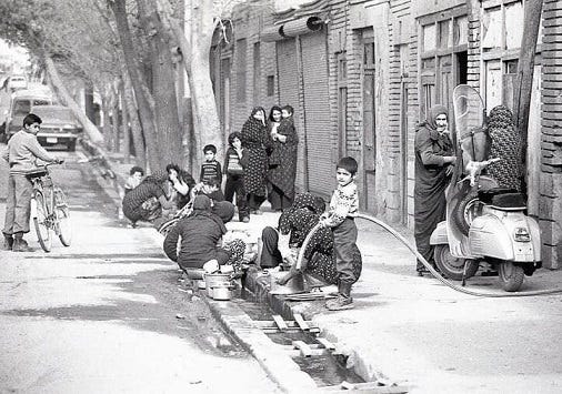 عکس/ ظرف‌شویی زنان تهرانی کنار جوی آب در دهه ۵۰!