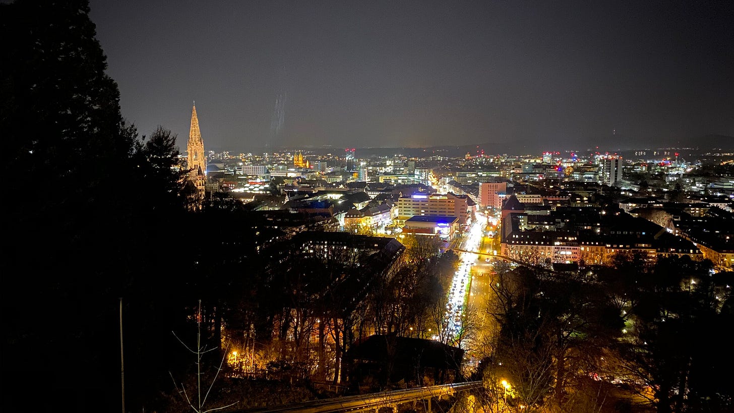 Freiburg im Breisgau i det sydvestlige Tyskland, der er omgivet af bjerg- og skovområdet Schwarzwald - den store sorte skov. Foto: Dave Small (via Unsplash). Freiburg im Breisgau i det sydvestlige Tyskland, der er omgivet af bjerg- og skovområdet Schwarzwald - den store sorte skov. Foto: Dave Small (via Unsplash).
