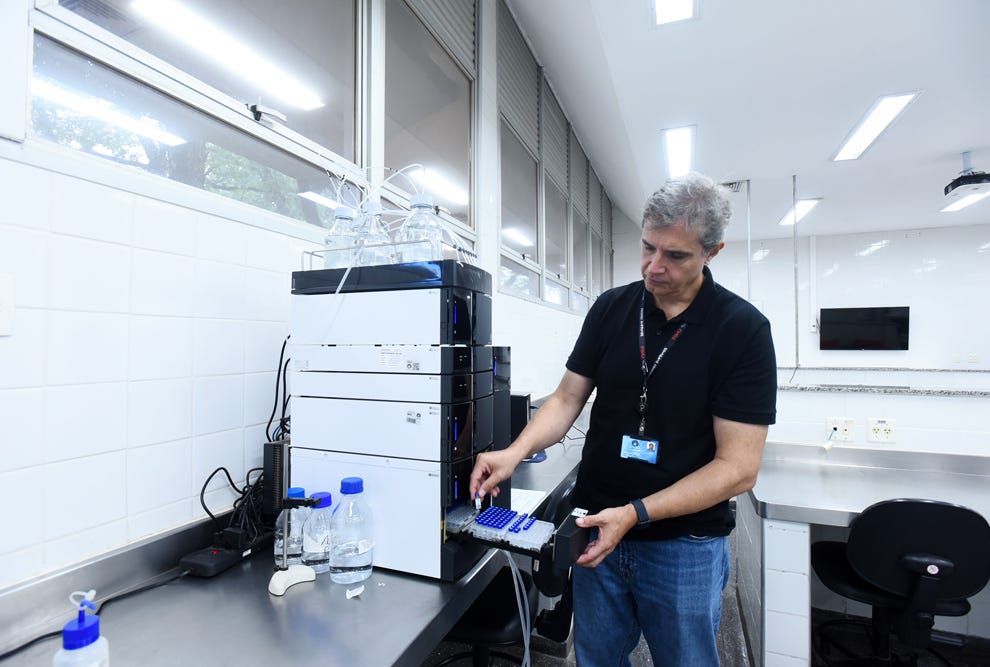 José Luiz Costa é responsável pelo Laboratório de Toxicologia Analítica, espaço de referência que atende órgãos públicos, empresas e a sociedade civil José Luiz Costa é responsável pelo Laboratório de Toxicologia Analítica, espaço de referência que atende órgãos públicos, empresas e a sociedade civil