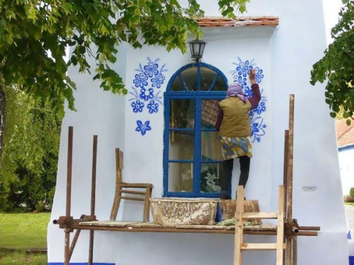 Avó de 90 anos transforma vilarejo em galeria de arte a céu ...