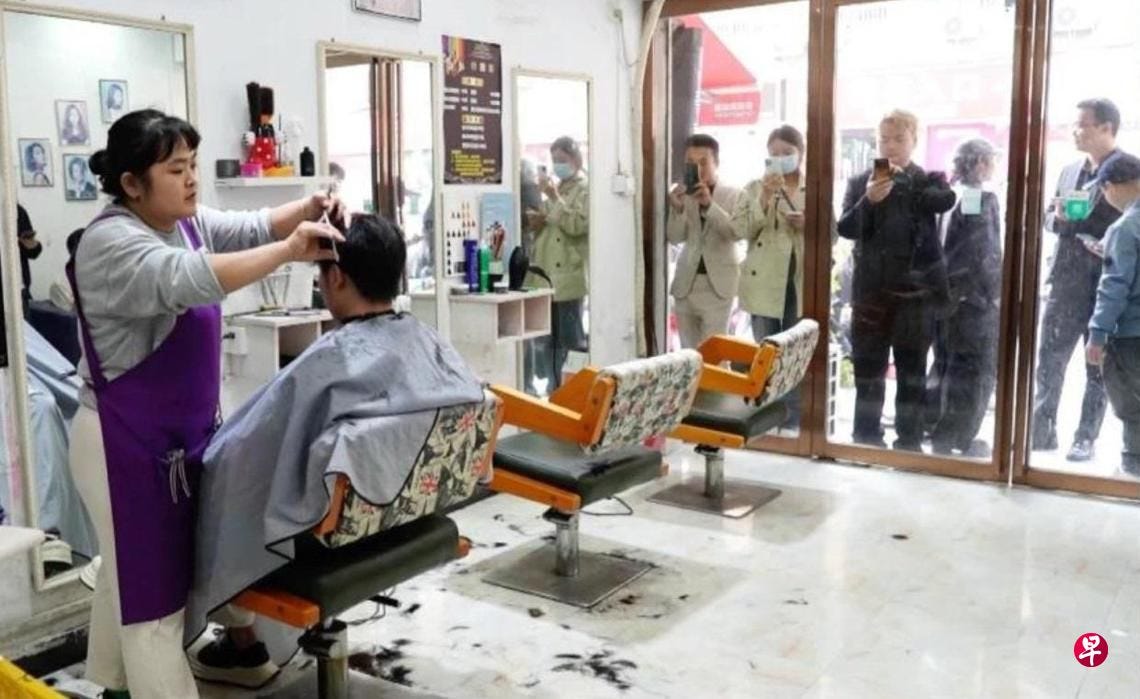 湖南怀化理发师李晓华（左）在网络爆红后，到她理发店外打卡的人络绎不绝。 （互联网）