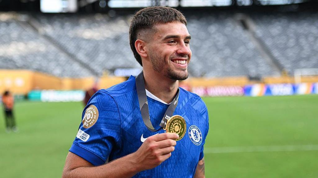 Sunderland in talks to sign Chelsea's Guiu on loan - BBC Sport