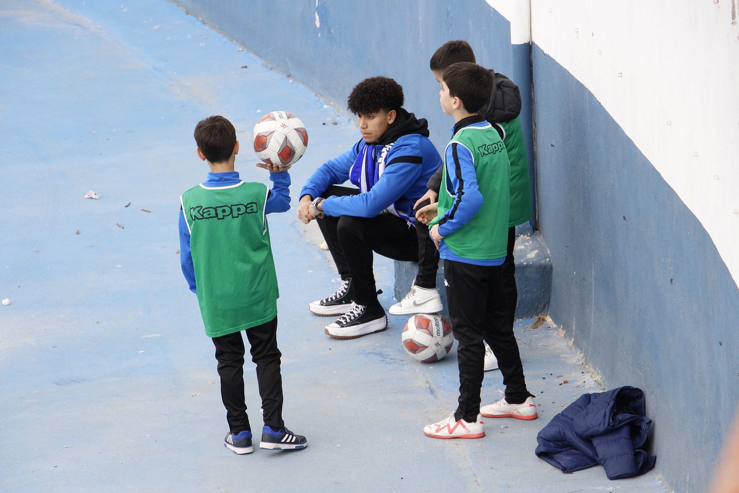 Tony viendo uno de los partidos que no pudo jugar por sanción Tony viendo uno de los partidos que no pudo jugar por sanción