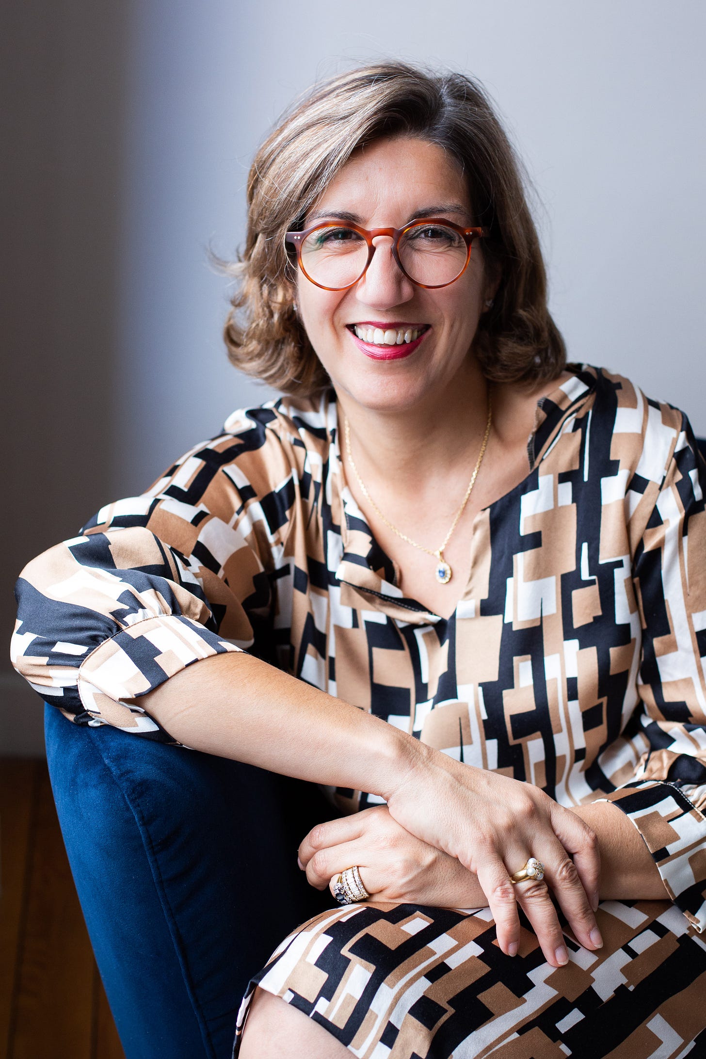 Portrait de Samia Riffaud, qui a fait écrire la biographie de ses parents il y a une dizaine d'années. L'entretien répond à de nombreuses questions que les clients ou prospects se posent Portrait de Samia Riffaud, qui a fait écrire la biographie de ses parents il y a une dizaine d'années. L'entretien répond à de nombreuses questions que les clients ou prospects se posent