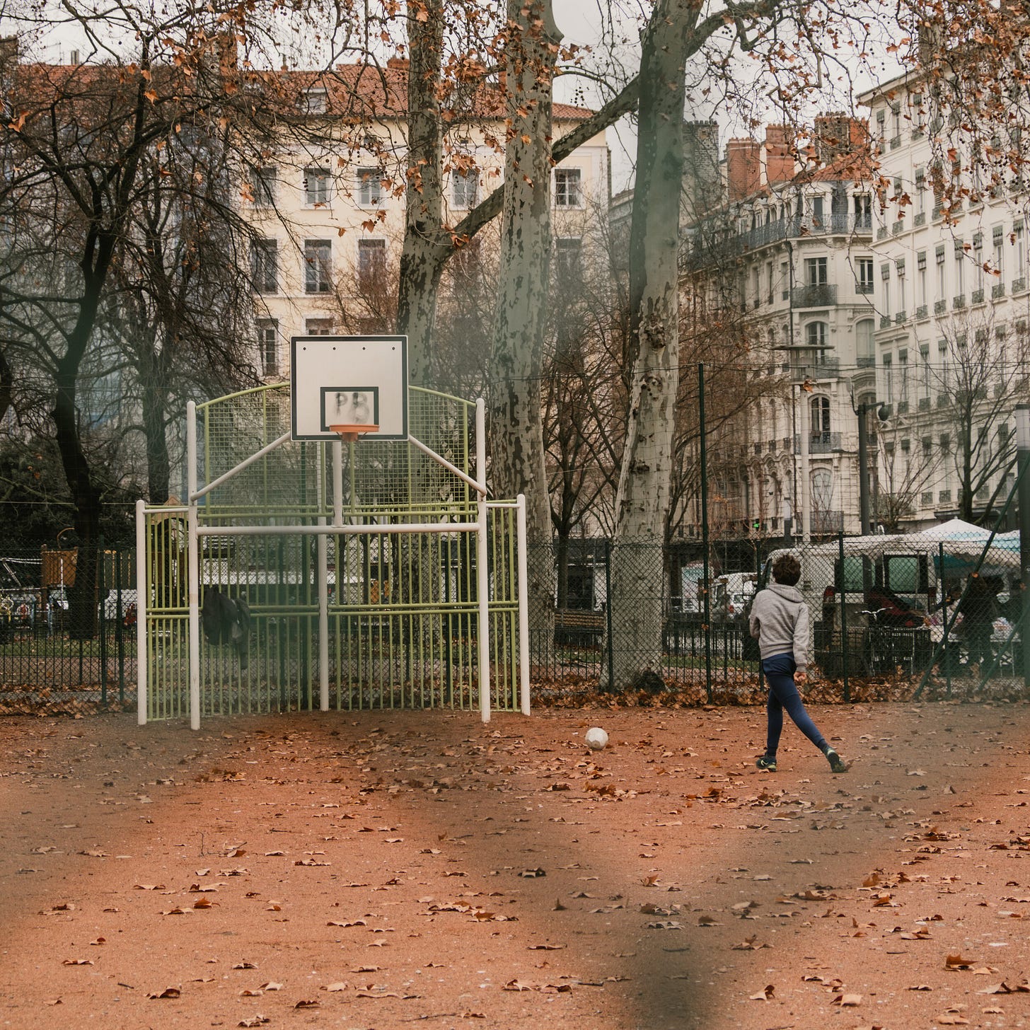 Et barn spiller fodbold i Perrache-distriket i det centrale Lyon. Foto: Rémi Boyer (via Unsplash). Et barn spiller fodbold i Perrache-distriket i det centrale Lyon. Foto: Rémi Boyer (via Unsplash).