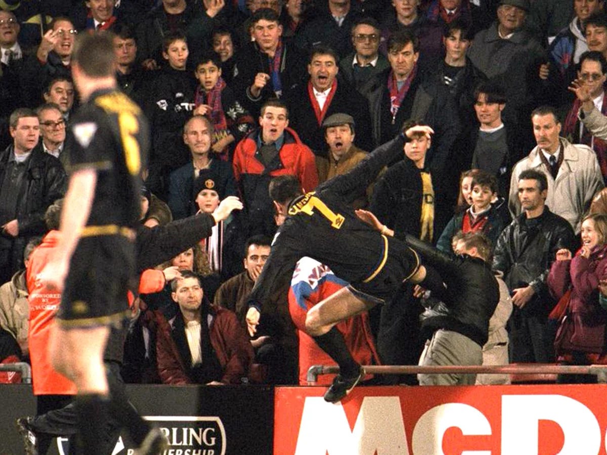 La patada de Cantona a un hincha "fascista" cumple 27 años: "Fue una  sensación increíble"
