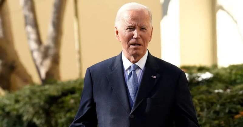Biden entra lentement dans le restaurant. Biden entra lentement dans le restaurant.