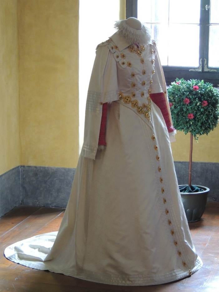 A person wearing a white robe

AI-generated content may be incorrect.