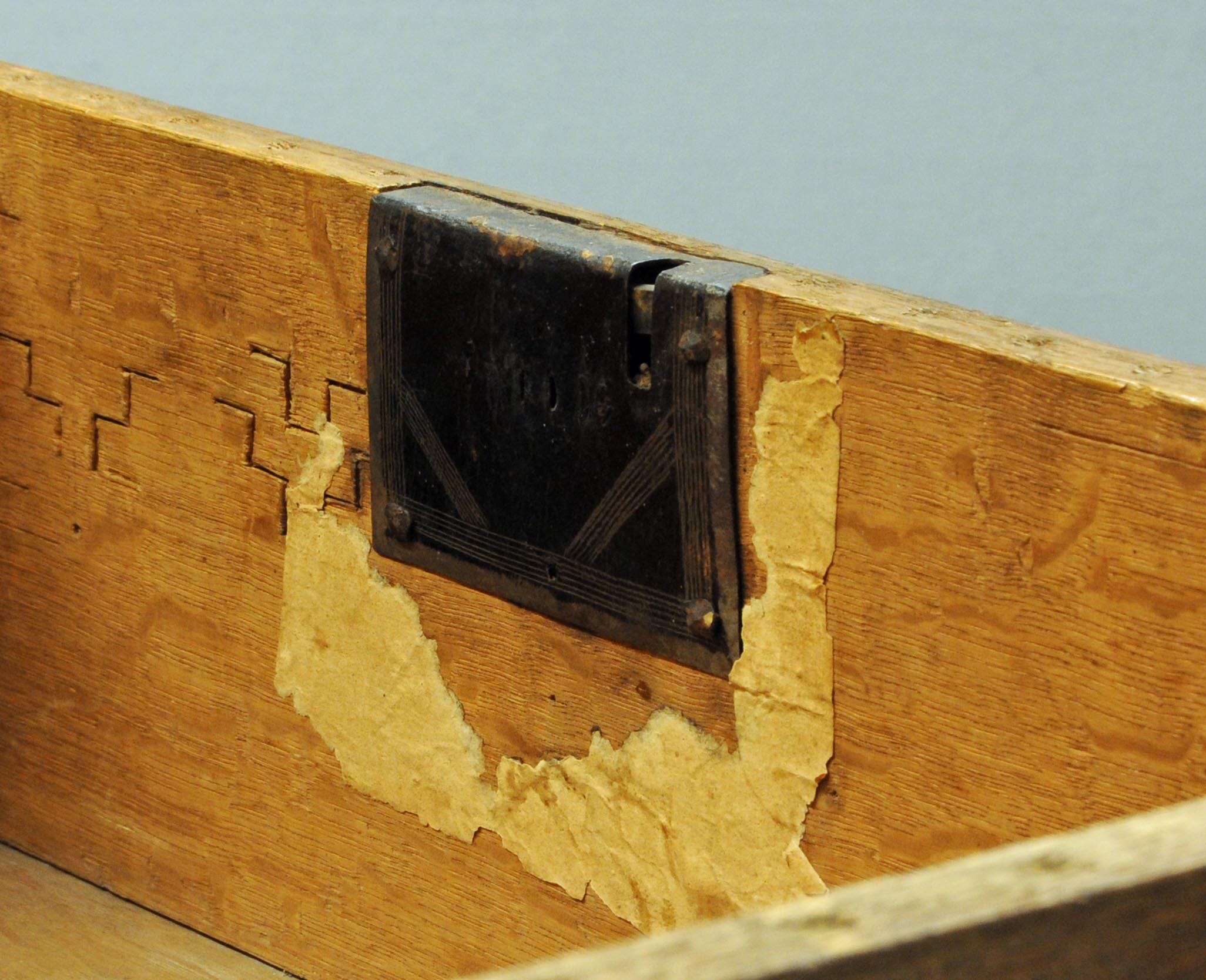 Antique Pyrography Box (1890-1910) - Wooden Box with Brass Hinges, image size:2052x1668