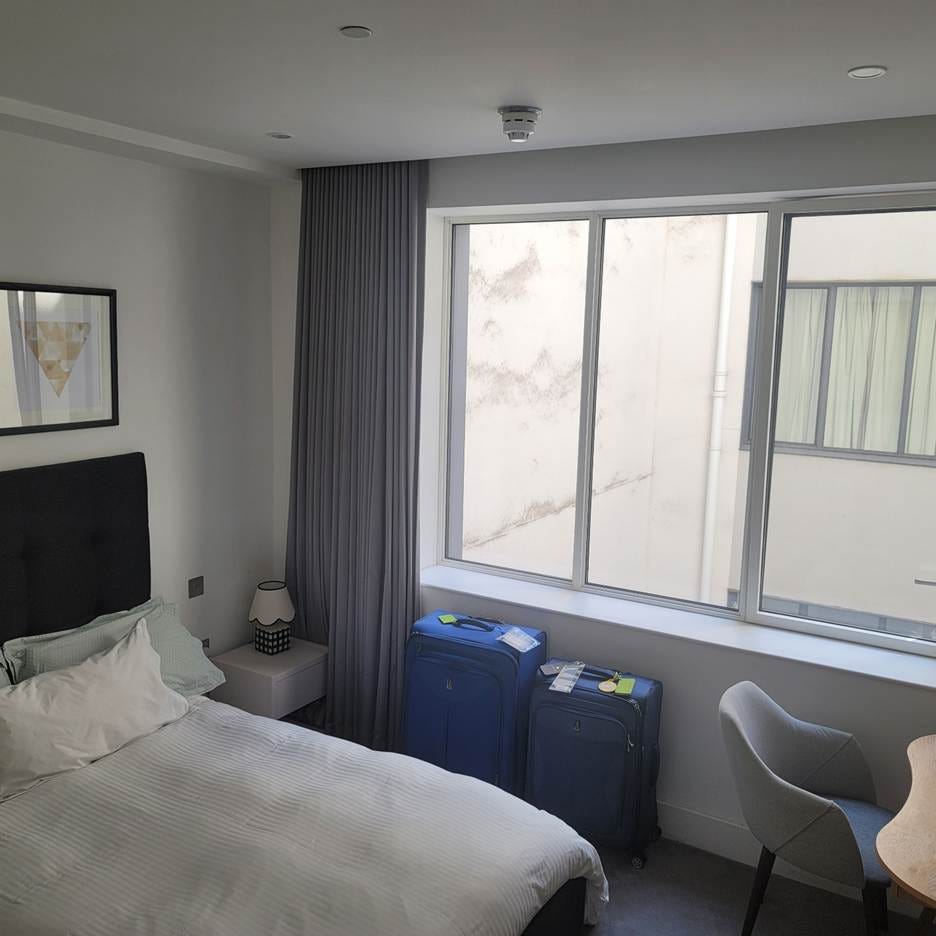A room with a bed and a window

AI-generated content may be incorrect.