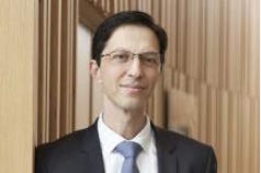 Afbeelding met Menselijk gezicht, persoon, kleding, stropdas

Automatisch gegenereerde beschrijving