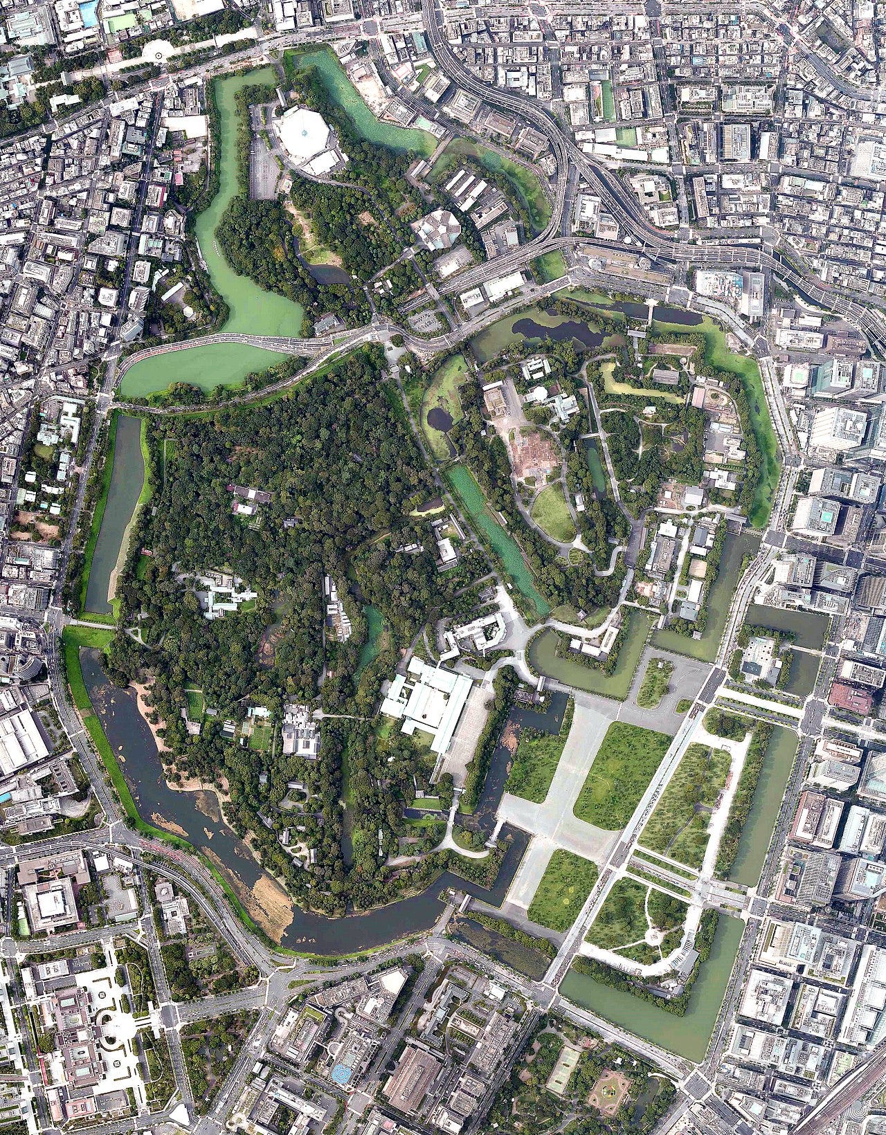 Photo: Institute of Land & Geographic (国土地理院) / Wikimedia Commons (Attribution) Aerial photo of the Imperial Palace in Chiyoda, Chiyoda-ku, Tokyo. Naokijp synthesized & created 3 aerial photos of the Geographical Survey Institute, CKT20191-C33-60, CKT20191-C33-65, & CKT20191-C33-70.