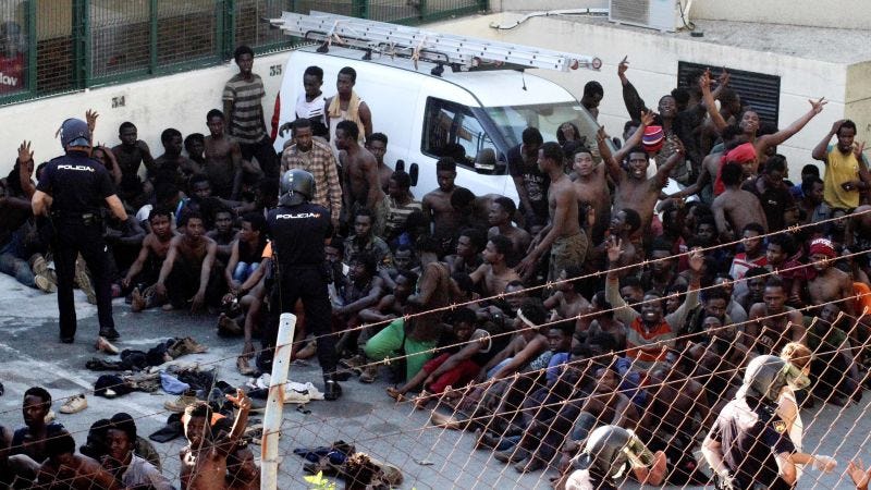 Ceuta: Spanish police clash with migrants after 800 storm Morocco ...