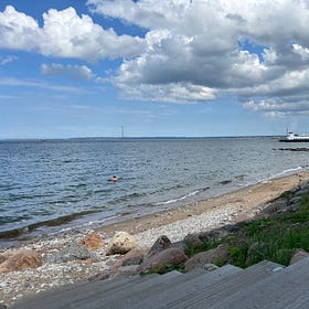 Estońska plaża. Spojrzenia, kadry, i kamienie.