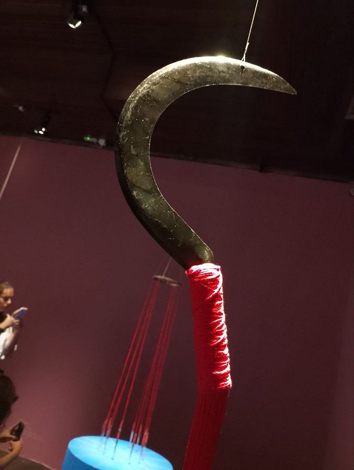 Grade de imagens da exposição, com muitos fios vermelhos e objetos cortantes e pontiagudos como serrote, foice, agulhas e adagas.