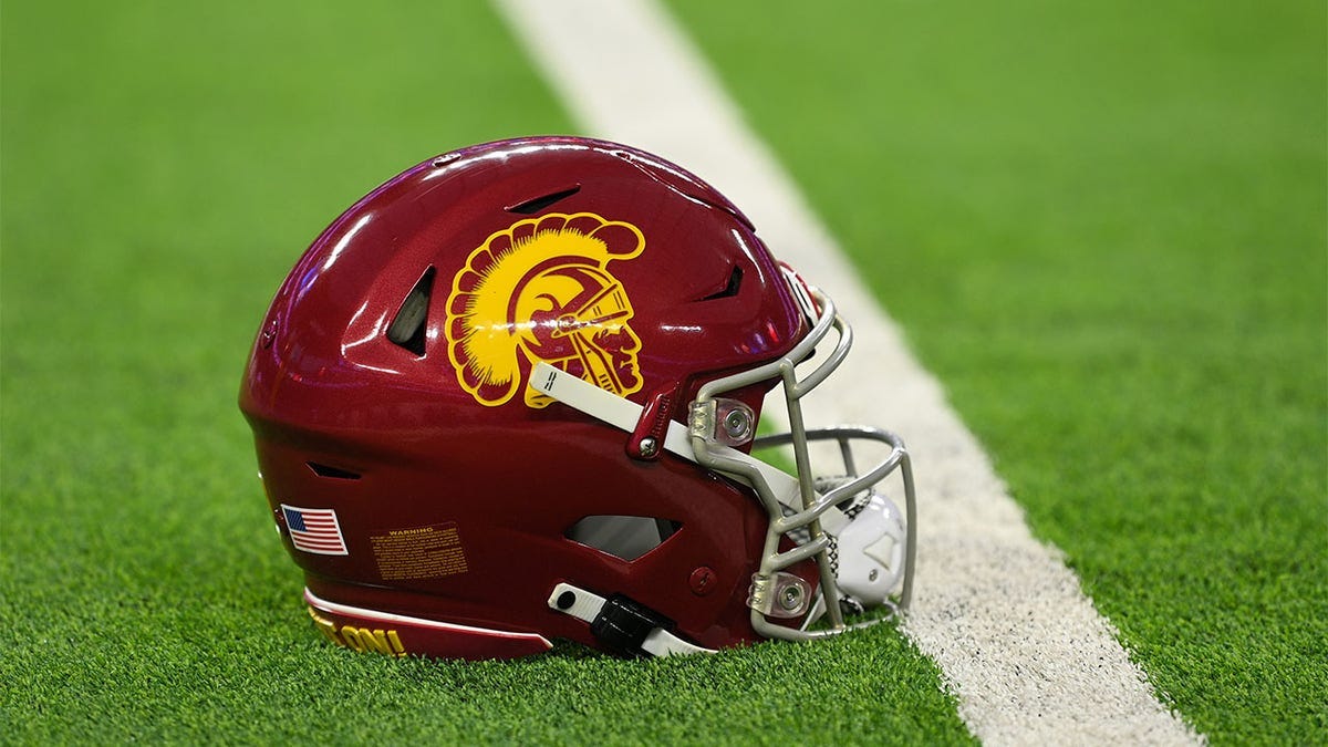 4-star wide receiver uses infant son to announce USC commitment | Fox News