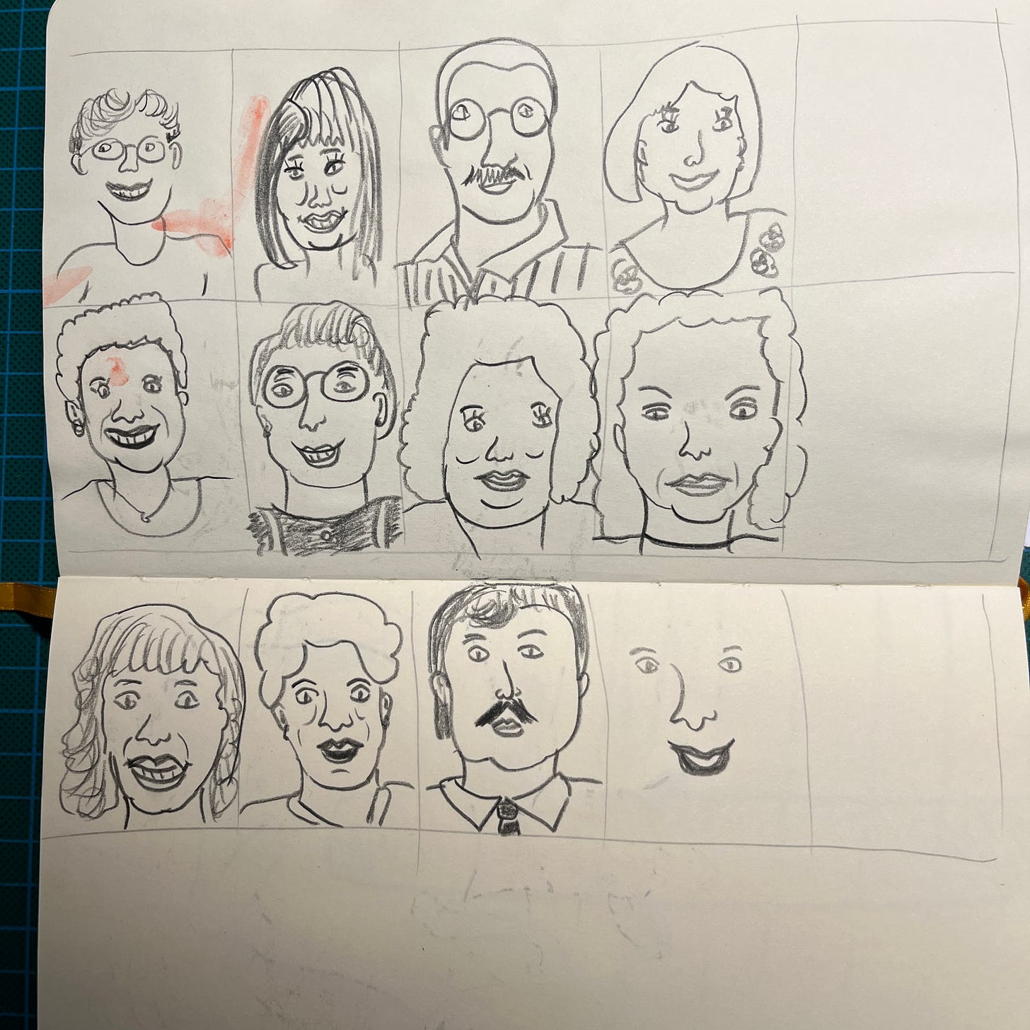 Photo de la double-page de mon sketchbook où j'ai dessiné 12 portraits dans une grille de 15 cases. Photo de la double-page de mon sketchbook où j'ai dessiné 12 portraits dans une grille de 15 cases.